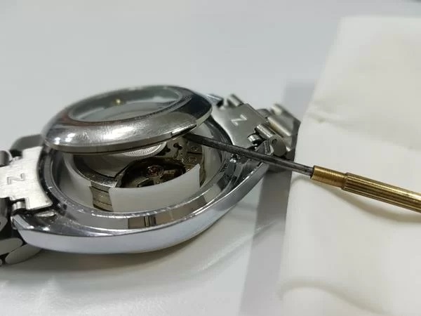 Cách Lắp Mặt Sau Đồng Hồ Đúng Kỹ Thuật: Hướng Dẫn Chi Tiết Để Bảo Vệ Cỗ Máy Thời Gian Của Bạn