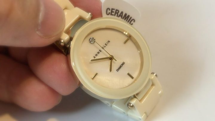 Cách Phân Biệt Đồng Hồ Anne Klein Thật và Giả: Hướng Dẫn Toàn Diện Từ Chuyên Gia