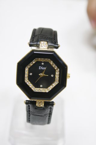 Đồng Hồ Dior Dây Da Chính Hãng: Hướng Dẫn Nhận Diện và Sức Hút Vượt Thời Gian