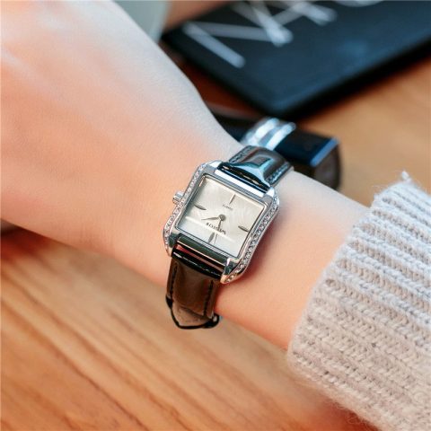 Đồng Hồ Mặt Vuông Nữ Cao Cấp: Biểu Tượng Của Phong Cách và Đẳng Cấp Hiện Đại