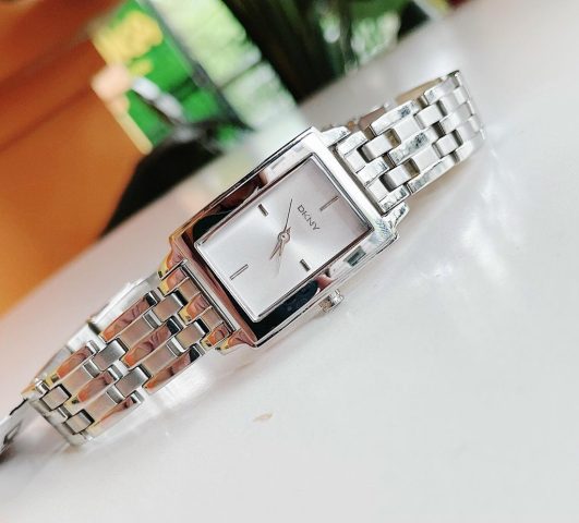 Đồng hồ DKNY mặt vuông dây da: Biểu tượng của sự thanh lịch và cá tính Đồng hồ DKNY mặt vuông dây da: Biểu tượng của sự thanh lịch và cá tính