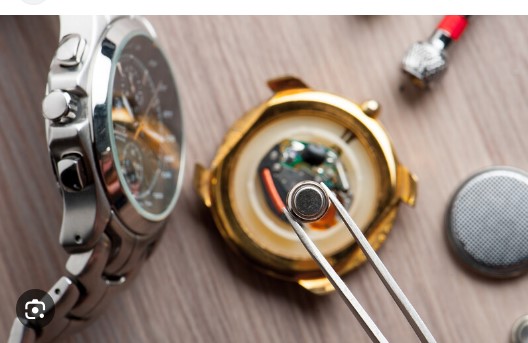 Thay Pin Đồng Hồ Movado Bao Nhiêu Tiền? Bảng Giá & Lời Khuyên Hữu Ích 2024