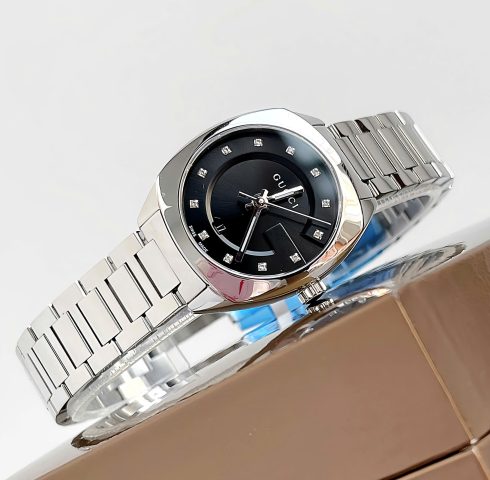 Đồng Hồ Gucci Nữ Mặt Vuông: Biểu Tượng Của Thanh Lịch và Phong Cách Độc Đáo