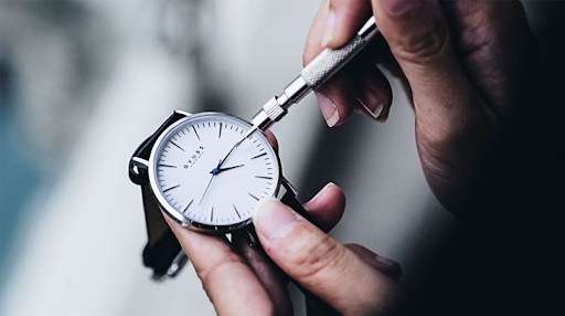 Cách Sửa Đồng Hồ Bị Lỏng Kim Hiệu Quả Ngay Tại Nhà: Hướng Dẫn Chi Tiết Và Lưu Ý Quan Trọng