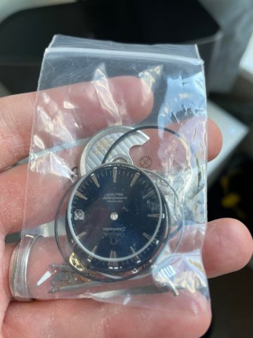 Đồng hồ Quartz có cần lau dầu không? Giải đáp chi tiết và hướng dẫn bảo dưỡng đúng cách