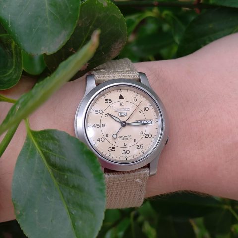 Mặt Kính Đồng Hồ Seiko 5 Quân Đội: Khám Phá Đặc Tính, Ưu Nhược Điểm và Hướng Dẫn Bảo Quản