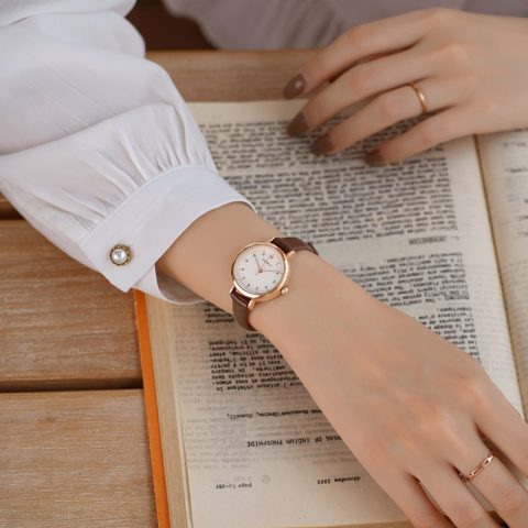 Đồng Hồ Mặt Nhỏ Cho Nữ: Lựa Chọn Tinh Tế Nâng Tầm Phong Cách Phái Đẹp
