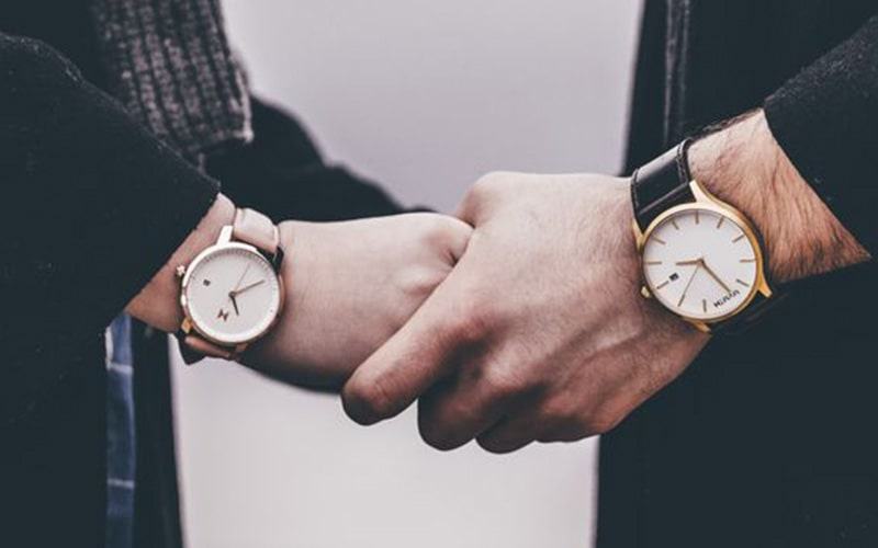 Tặng Đồng Hồ Cho Người Yêu: Hơn Cả Một Món Quà, Là Biểu Tượng Của Tình Yêu Vĩnh Cửu Và Cam Kết Thời Gian