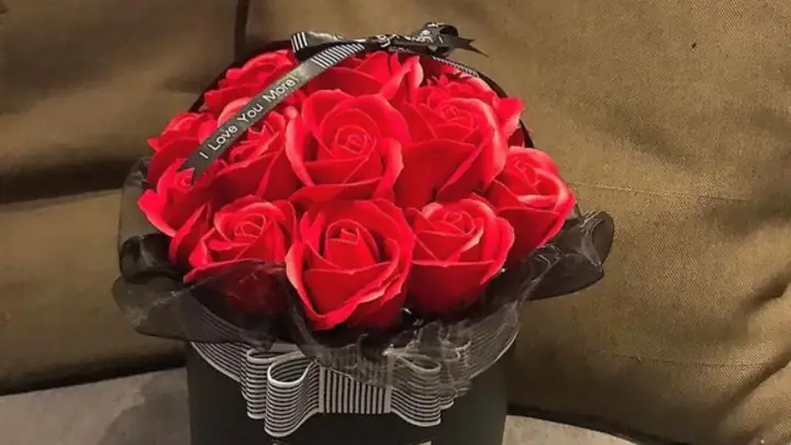 14 2 ai tặng quà cho ai