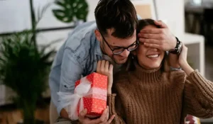Giải mã câu nói '8/3 em không cần quà' và cách hành động tinh tế