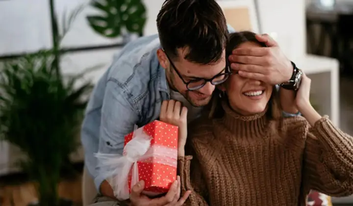 Giải mã câu nói '8/3 em không cần quà' và cách hành động tinh tế