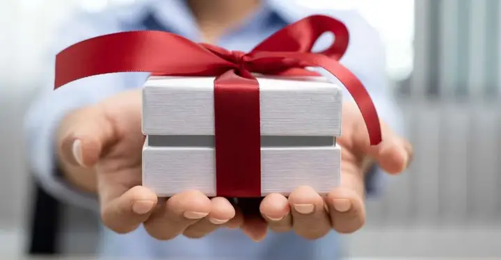Làm Gì Khi Bạn Trai Không Bao Giờ Tặng Quà Cho Bạn?