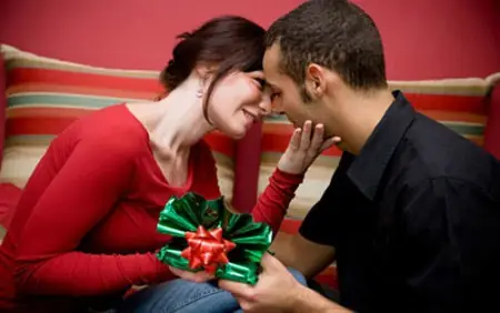 Bạn Trai Không Tặng Quà Valentine: Nguồn Gốc, Ý Nghĩa & Cách Ứng Xử