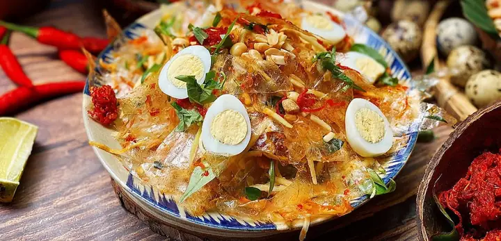 Bánh Tráng Trộn Cô Năm: Sốt độc quyền, không gian giản dị