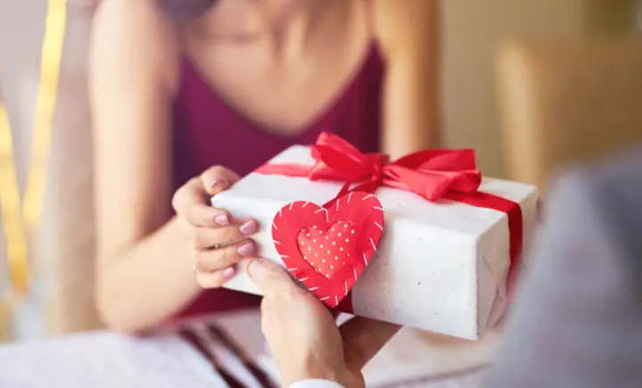 Cách Chọn Quà Sinh Nhật Cho Bạn Thân Ý Nghĩa & Độc Đáo Cách Chọn Quà Sinh Nhật Cho Bạn Thân Ý Nghĩa & Độc Đáo