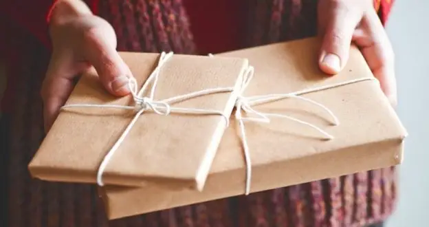 Hướng dẫn chi tiết cách gói sách làm quà tặng tinh tế Hướng dẫn chi tiết cách gói sách làm quà tặng tinh tế