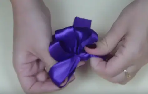 Cách làm nơ ruy băng gói quà: Từ cơ bản đến nâng cao