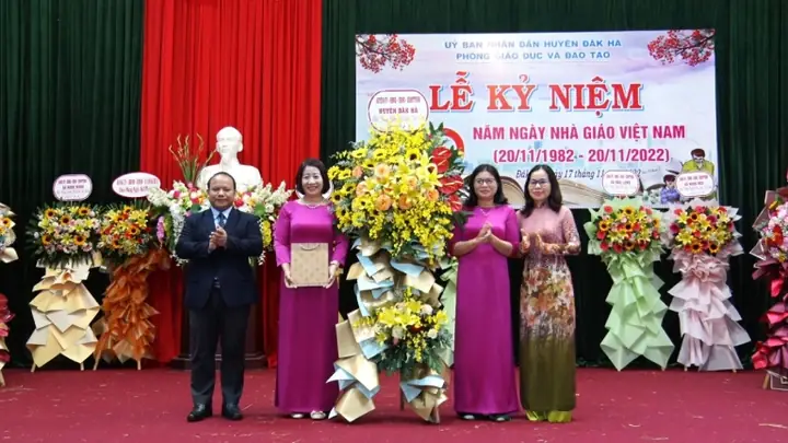 Cách Tặng Quà Cho Thầy Cô: Từ Ý Nghĩa Đến Gợi Ý Tinh Tế Nhất