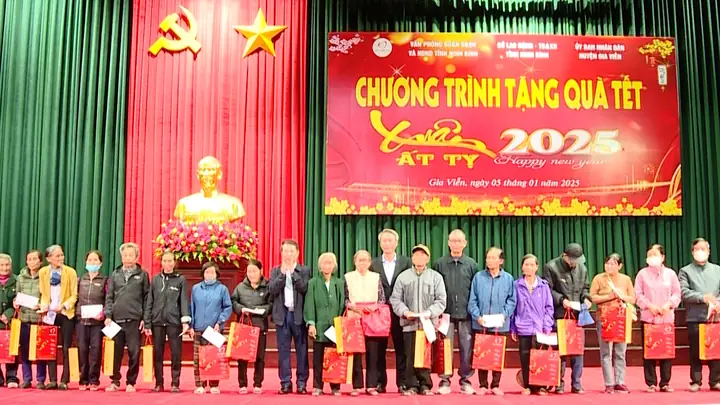 Chương trình tặng quà cho hộ nghèo: Ý nghĩa và tác động xã hội