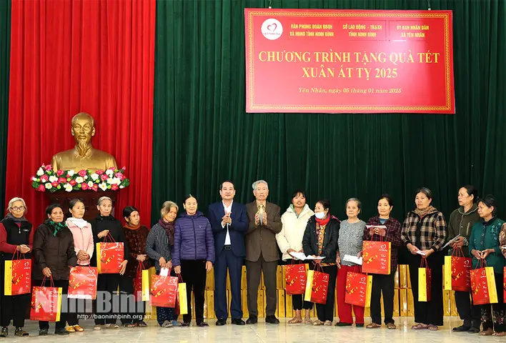 Chương trình tặng quà cho hộ nghèo: Ý nghĩa và tác động xã hội