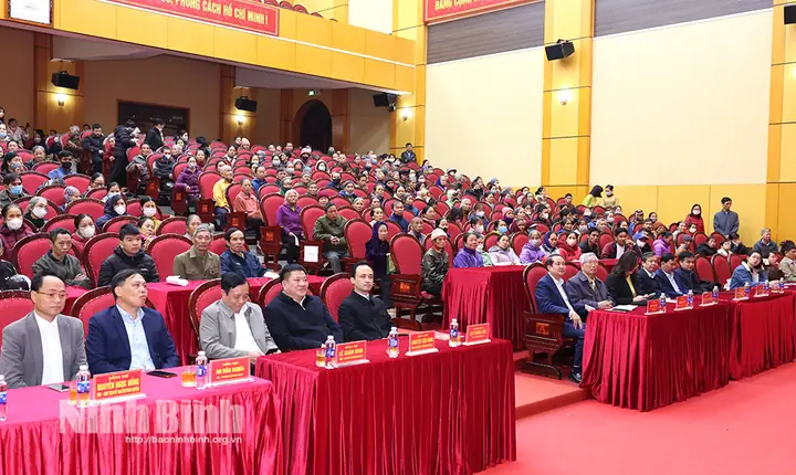 Chương trình tặng quà cho hộ nghèo: Ý nghĩa và tác động xã hội