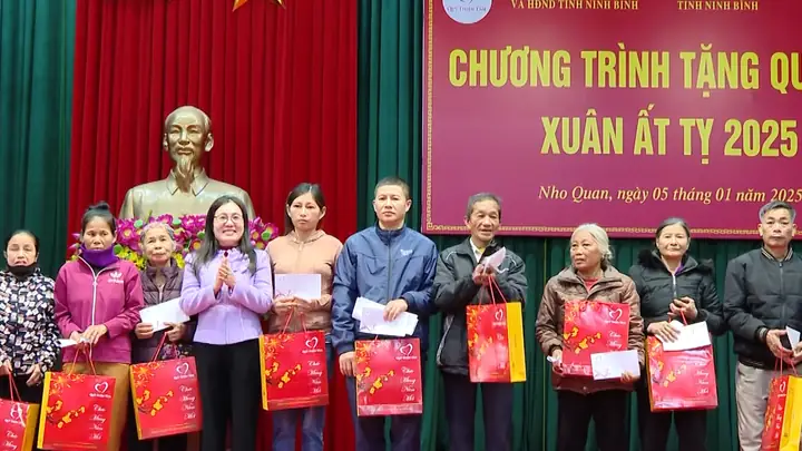 Chương trình tặng quà cho hộ nghèo: Ý nghĩa và tác động xã hội
