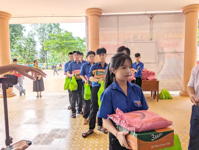 Chương trình trao quà cho học sinh nghèo: Ý nghĩa và Cách tổ chức