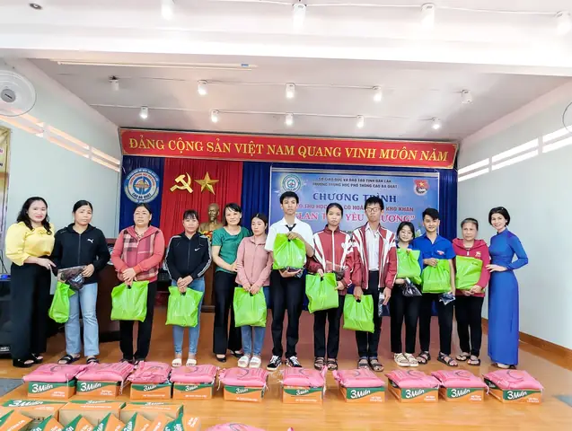 Chương trình trao quà cho học sinh nghèo: Ý nghĩa và Cách tổ chức