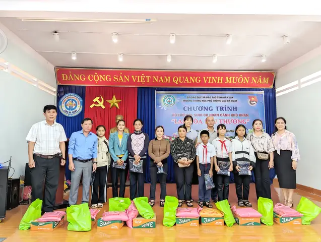 Chương trình trao quà cho học sinh nghèo: Ý nghĩa và Cách tổ chức