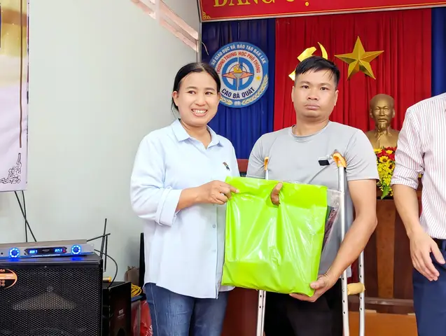 Chương trình trao quà cho học sinh nghèo: Ý nghĩa và Cách tổ chức