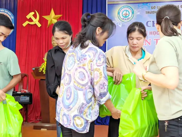Chương trình trao quà cho học sinh nghèo: Ý nghĩa và Cách tổ chức