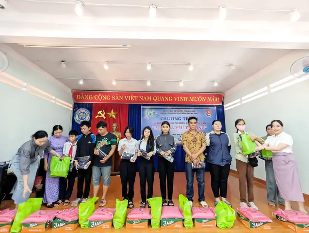 Chương trình trao quà cho học sinh nghèo: Ý nghĩa và Cách tổ chức