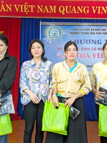 Chương trình trao quà cho học sinh nghèo: Ý nghĩa và Cách tổ chức