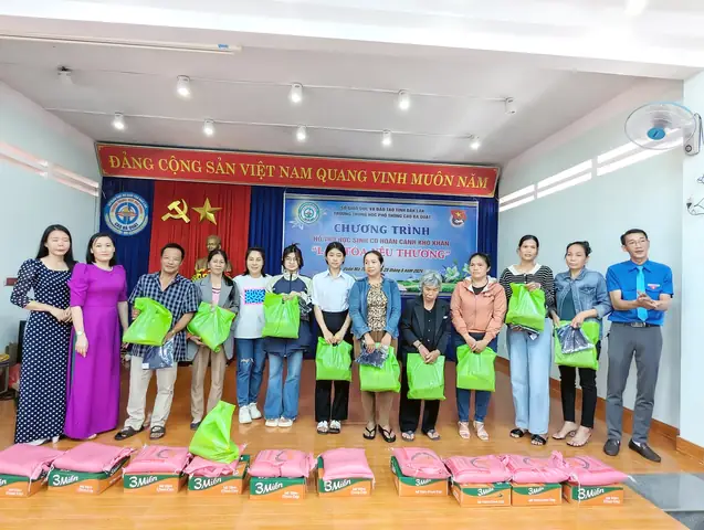 Chương trình trao quà cho học sinh nghèo: Ý nghĩa và Cách tổ chức