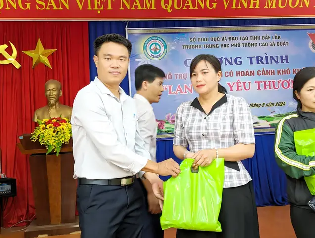 Chương trình trao quà cho học sinh nghèo: Ý nghĩa và Cách tổ chức