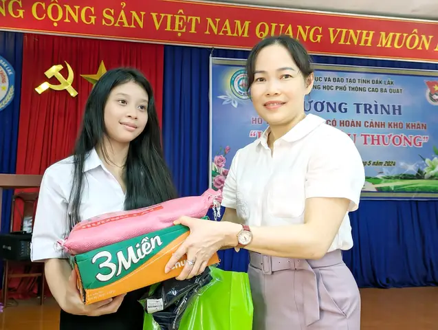 Chương trình trao quà cho học sinh nghèo: Ý nghĩa và Cách tổ chức