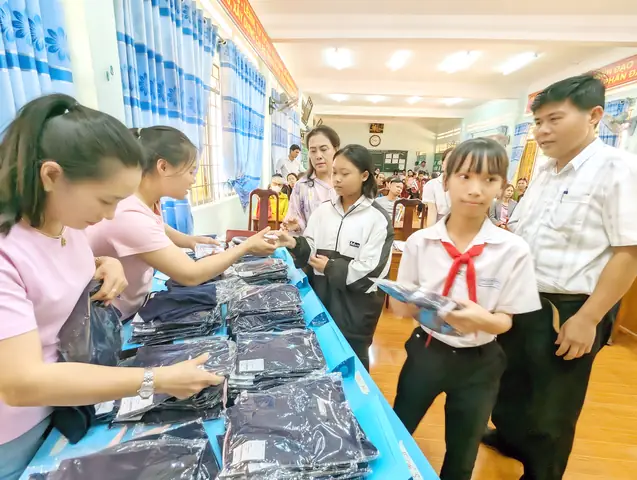Chương trình trao quà cho học sinh nghèo: Ý nghĩa và Cách tổ chức