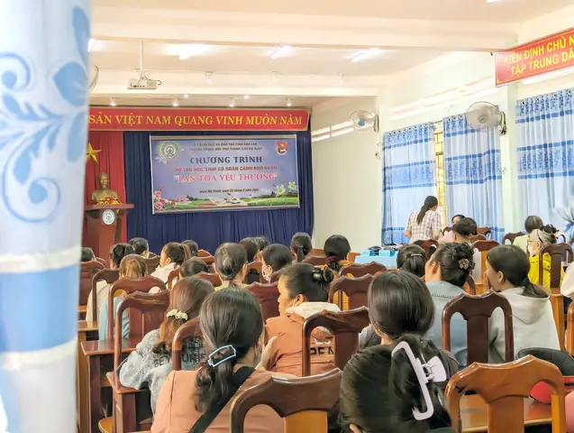 Chương trình trao quà cho học sinh nghèo: Ý nghĩa và Cách tổ chức