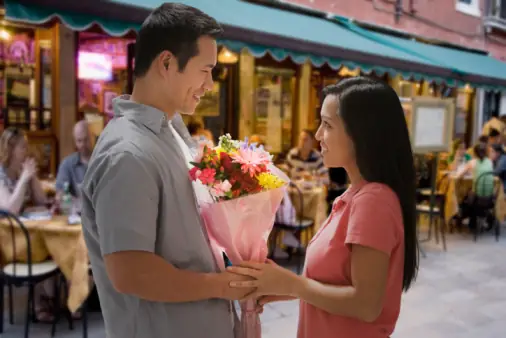 Con Trai Có Thích Được Tặng Quà Không? Giải Mã Tâm Lý Phái Mạnh