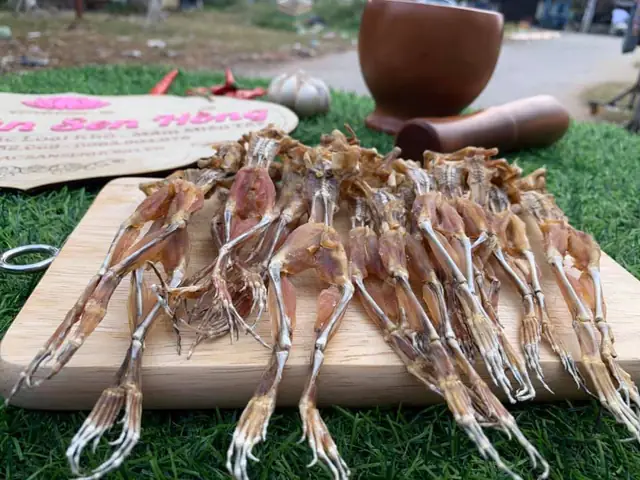 Khô nhái-Vũ nữ chân dài Khô nhái-Vũ nữ chân dài