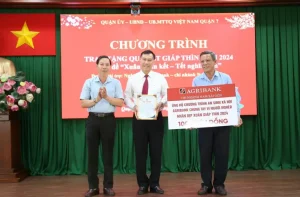 Kịch Bản Dẫn Chương Trình Trao Quà Tết Ấm Áp và Chuyên Nghiệp