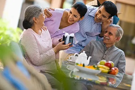 Đến nhà bạn gái nên mua quà gì để ghi điểm tinh tế?