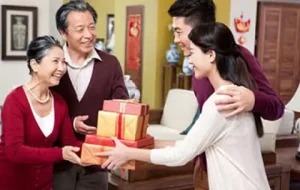 Đến nhà bạn gái nên mua quà gì để ghi điểm tinh tế?