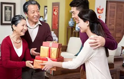 Đến nhà bạn gái nên mua quà gì để ghi điểm tinh tế?
