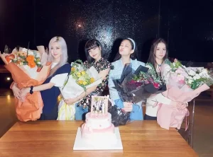 Fan Tặng Quà Cho Blackpink: Khám Phá Ý Nghĩa & Các Hình Thức Biểu Đạt
