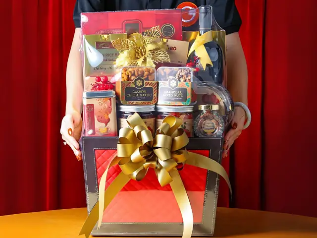 Hamper bánh kẹo Tết nhập khẩu Hamper bánh kẹo Tết nhập khẩu