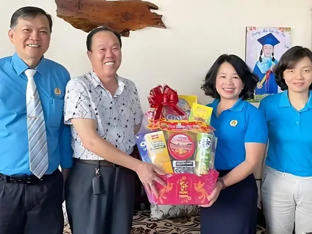 Mang đến niềm vui và hạnh phúc cho ngày Tết Mang đến niềm vui và hạnh phúc cho ngày Tết
