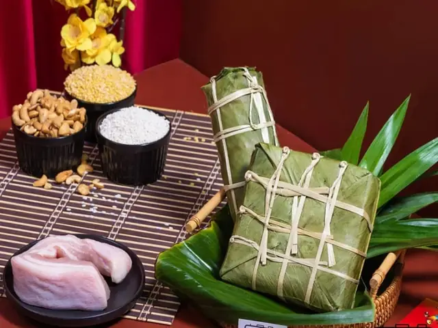 Bánh chưng/ bánh tét ngày Tết Bánh chưng/ bánh tét ngày Tết