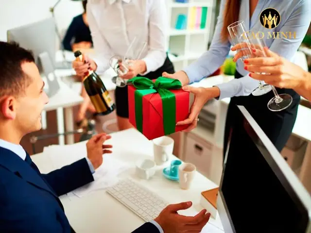 Gợi ý quà biếu sếp: Cách chọn quà tinh tế & ý nghĩa