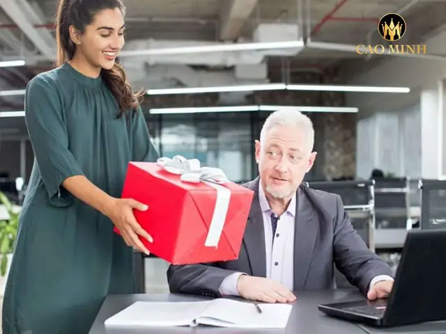 Gợi ý quà biếu sếp: Cách chọn quà tinh tế & ý nghĩa